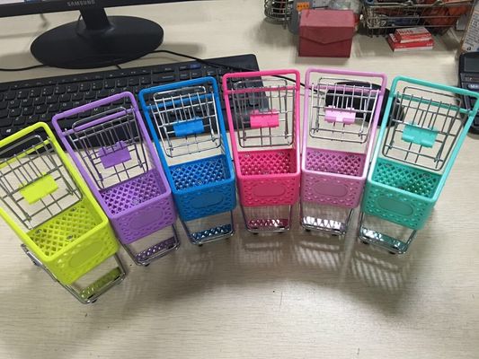 중국 아기 좌석 다른 색깔 및 4개의 플라스틱 피마자를 가진 플라스틱 소매점 장비 공장